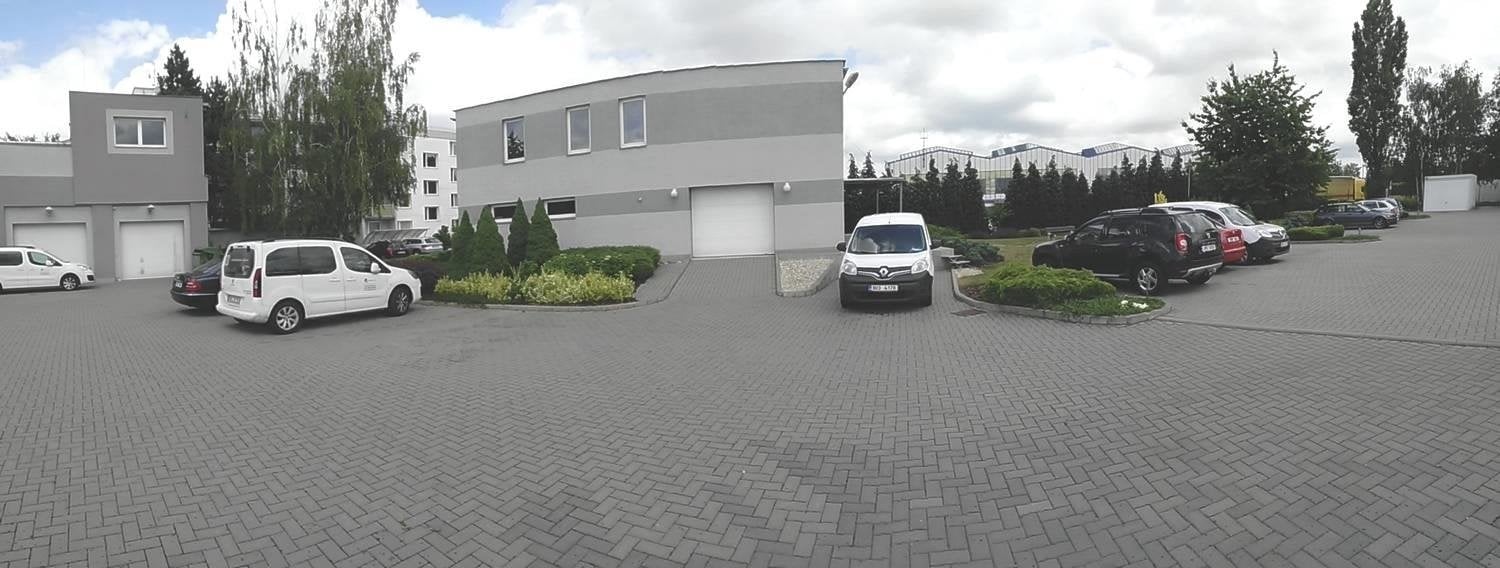 06 Vnitřní část areálu - parkoviště, zahrada.jpg